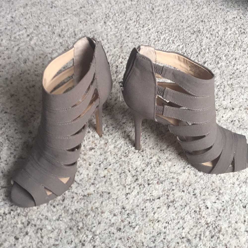 Size 8M Jessica Simpson Taupe Zip Heel